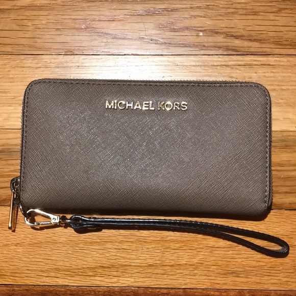 Michael Kors Handbags - Michael Kors iPhone wristlet